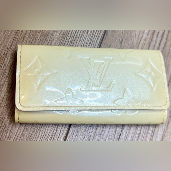 Louis Vuitton Cream/ Perle Vernis Leather Key Holder Wallet in Monogram - EUC - Picture 2 of 10